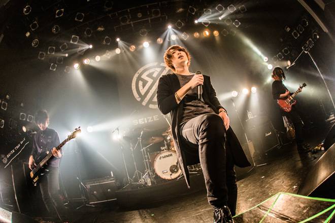 2015年に始動したSEIZE THE DAYだが、瞬く間に各地でのワンマン公演をソールドさせ、今回の公演もチケットも即日完売となっていた。この日は、2015年の集大成となる