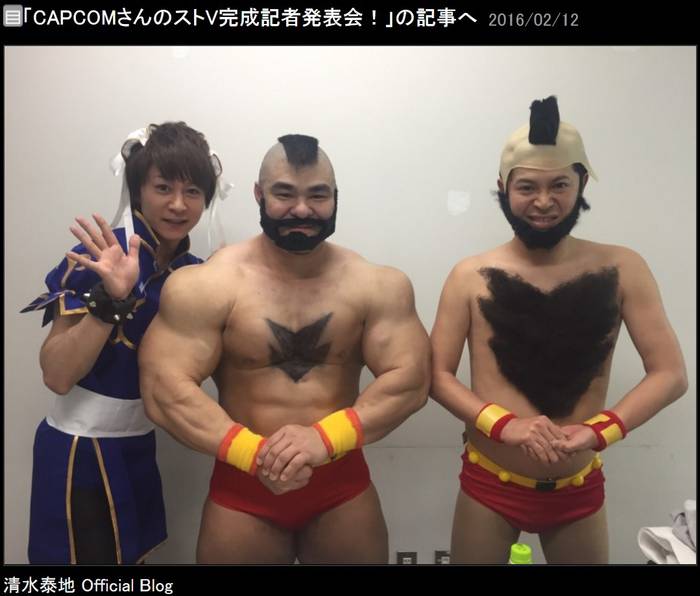 『ストリートファイターV』完成発表会で行われた『ミス春麗決定戦』で、春麗にコスプレした佐藤かよら美人軍団を破って筋肉隆々のザンギエフに扮した人物が優勝した。