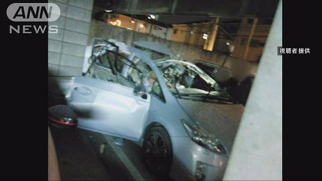 駐車場の車が突然…マンション5階  の窓も割れる爆発