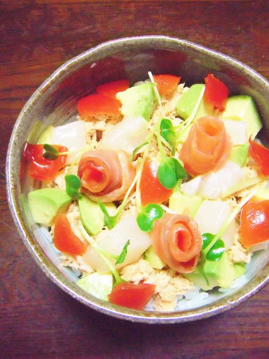 グレープフルーツジュースやマヨネーズを混ぜ合わせた酢飯で、サラダ感覚に仕上げるちらし寿司のレシピ。サイコロ状にカットしたアボカドとほたてをのせ、くるっと巻