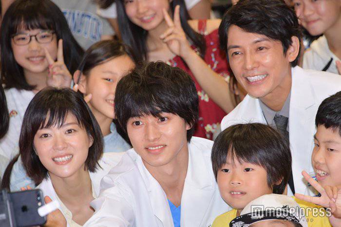 月8日】8日、都内でフジテレビ系新木曜ドラマ『グッド・ドクター』(7月12日よる10時スタート\u203b初回15分拡大)の舞台挨拶が行われ、主演の 山崎賢人(\u203b「崎」は正式