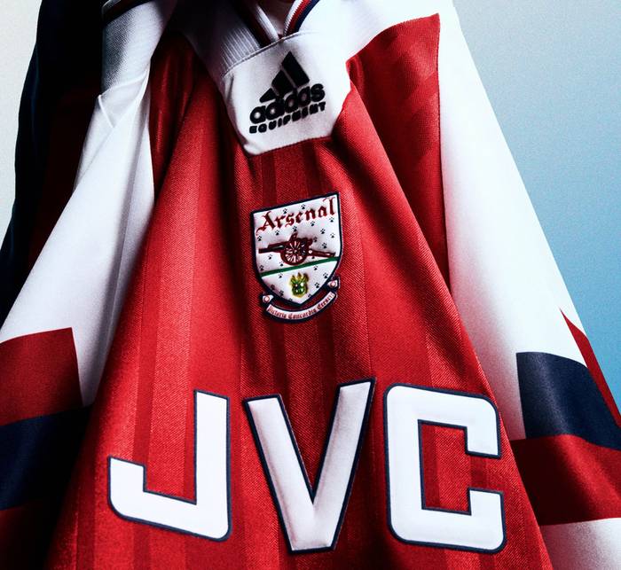 アーセナルに90年代の復刻ユニフォームが登場！adidasが「完コピ」で